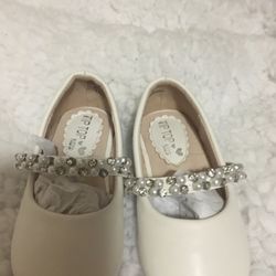 White Pretty Toddler Shoes With Pearls !