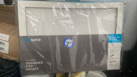 Speck SmartShell hardshell case designed for a 15-inch MacBook Pro.