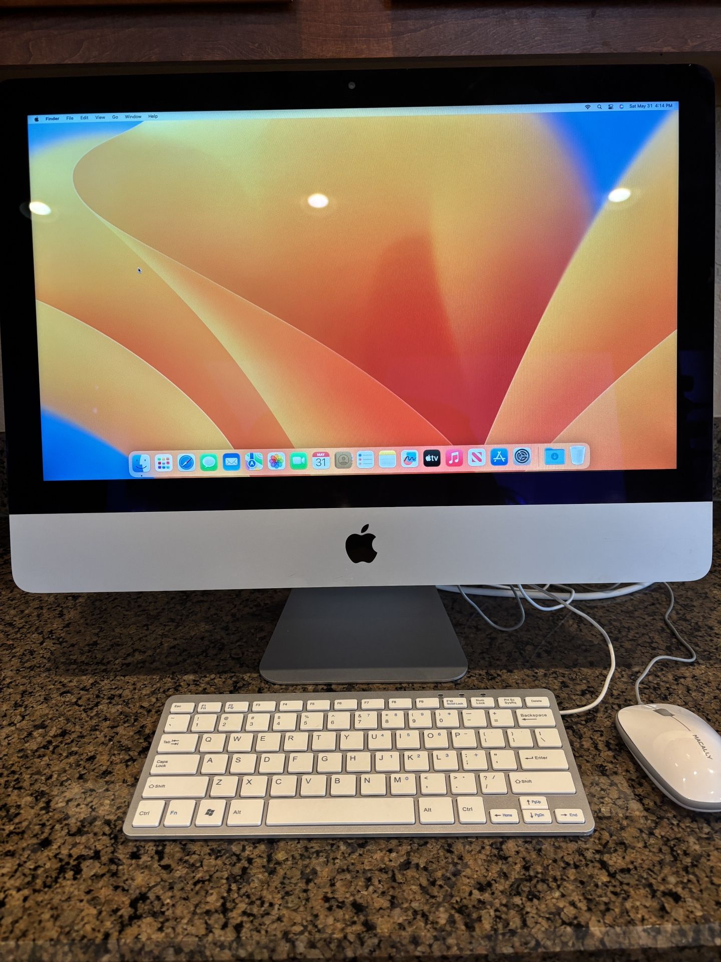 21.5 Apple iMac - Look At All pics For Specs