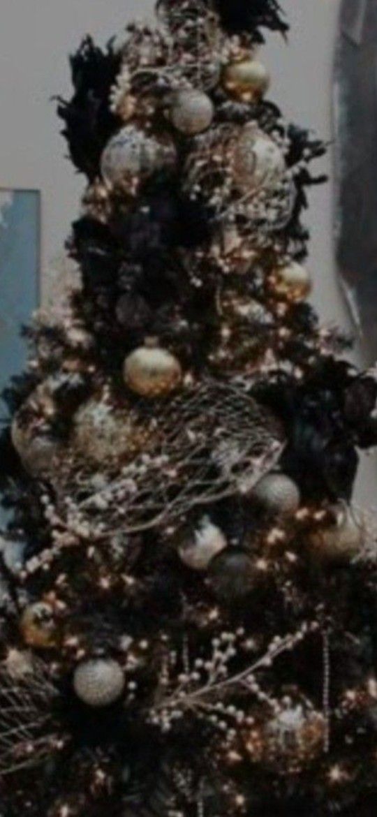 Black. Tree. Is Tall Aboutv5ft Ir So.  Bot So Sure If All Lights Work.  Take It For 5 As Is. 