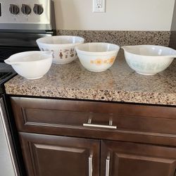 Vintage  Pyrex bowls