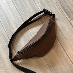 UNIQLO half moon bag🌙 original $20