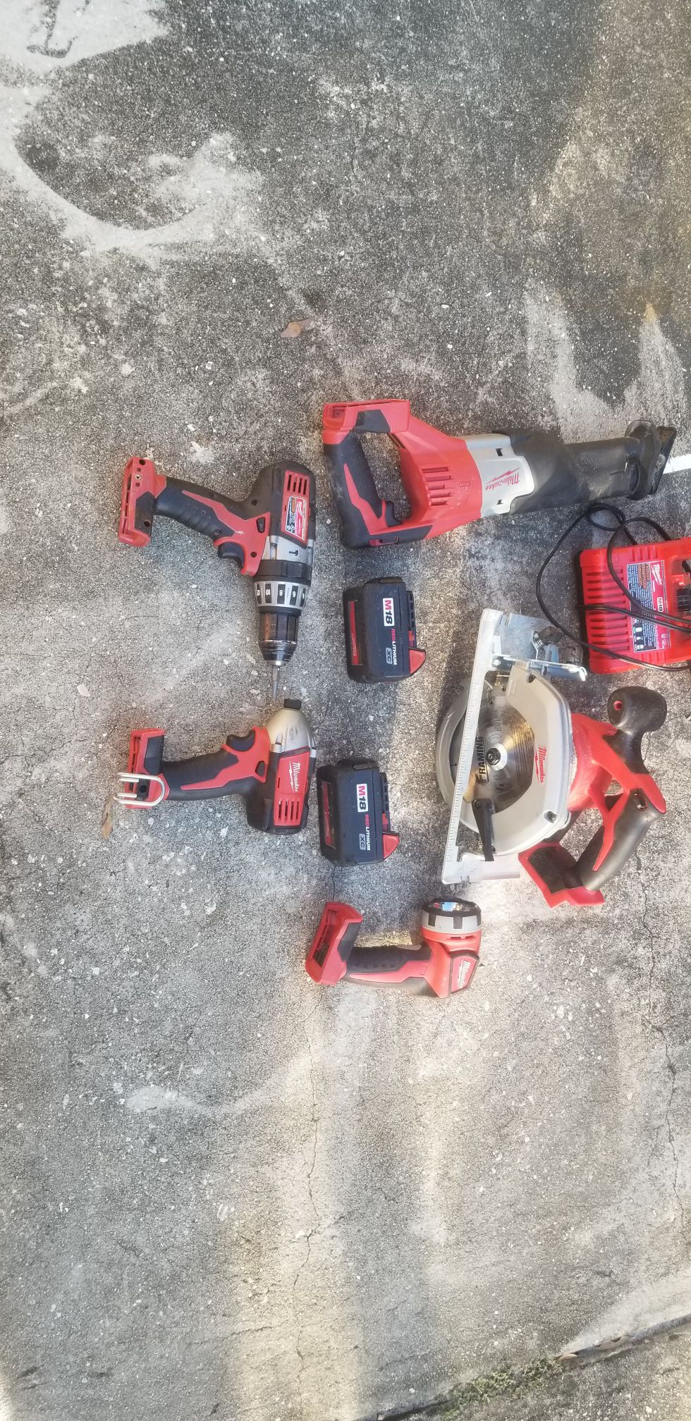 18 VOLT MILWAUKEE SET IMPACT +HUMMER DRILL+ SAWZALL+ CIRCULER SAW + FLASH LIGHT COME WITH 2 BATTERIES AND CHARGE