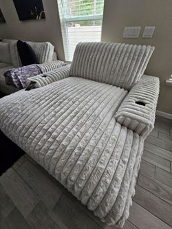 NEW STUPENDOUS LOUNGE CHAIR USB
