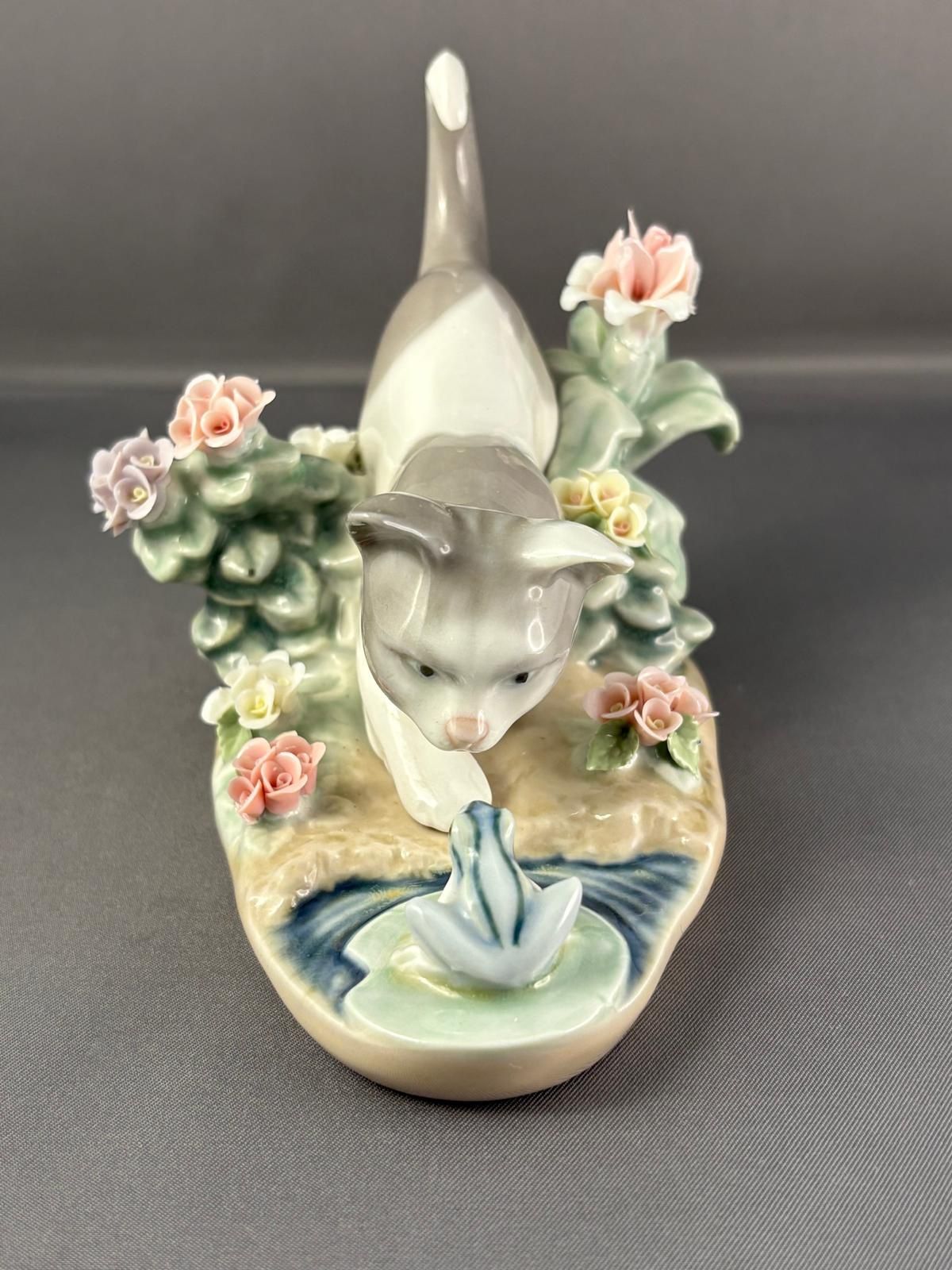 Lladro Figurine: Kitty Confrontation with Frog #1442