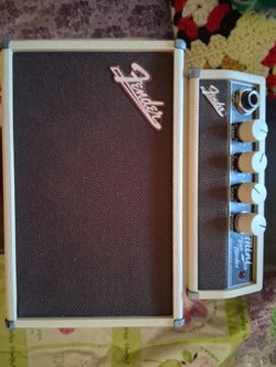 Broken fender min amp 9v Anyone try to fix message me . .