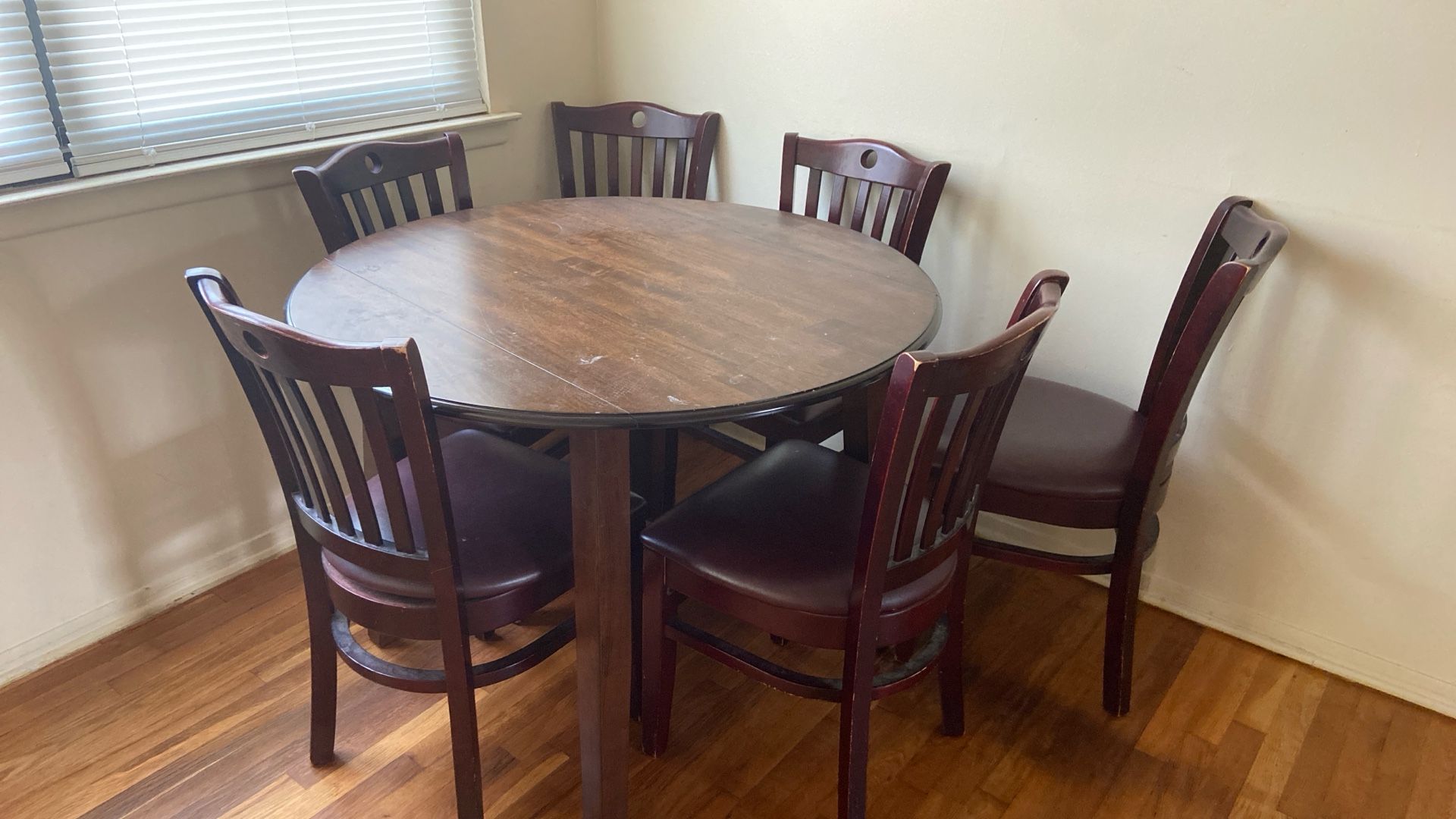Dining Table With 6 Chairs 120$