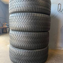 275/45/22. Michelín