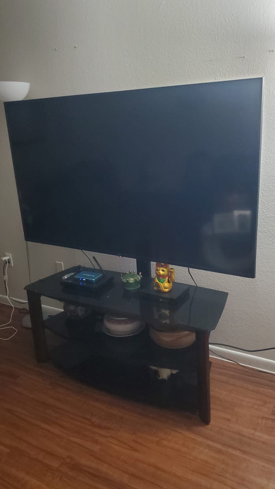 Smart Tv 75” with Tv Table
