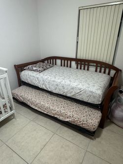 Wood Daybed with Trundle