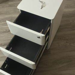 Modern 3-Drawer Locking File Cabinet – Great Condition (With Keys)