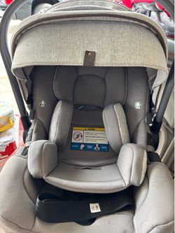 Nuna baby car seat/base  great condition