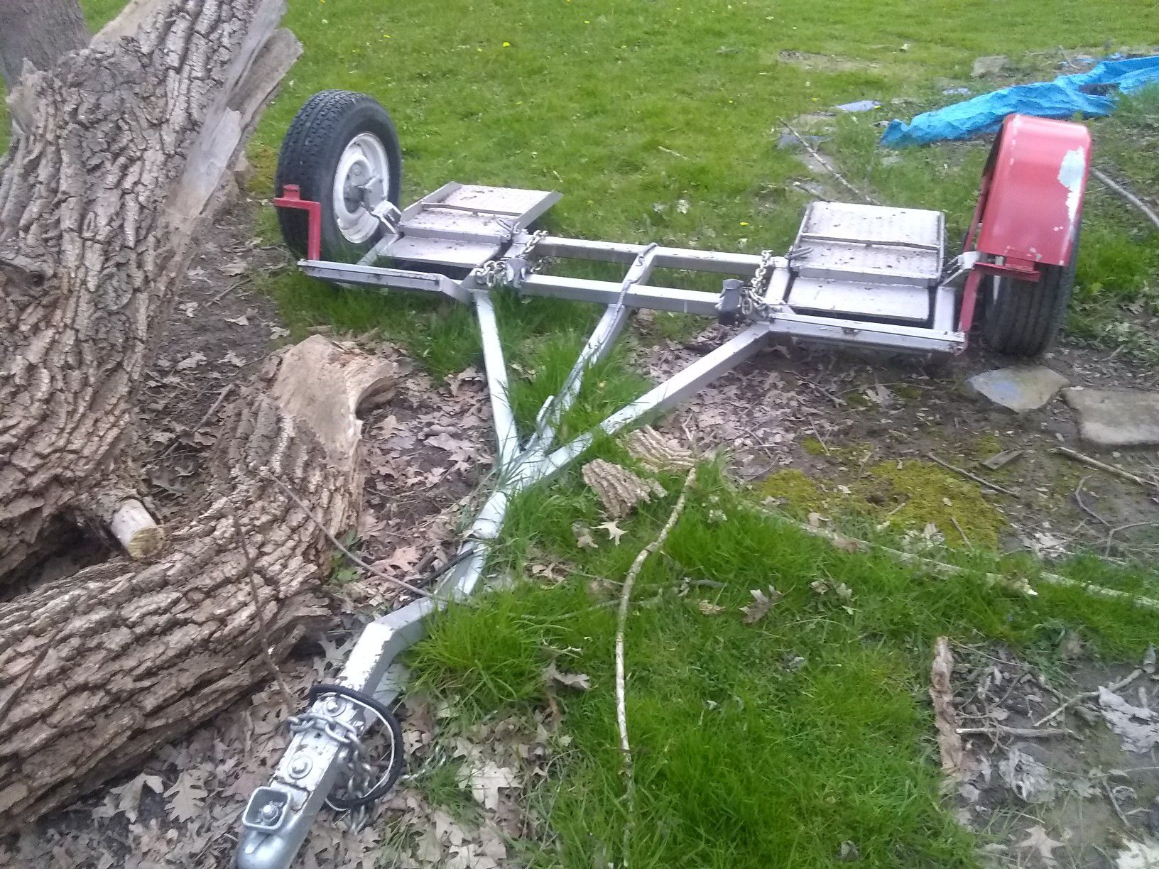 Tow dolly with straps
