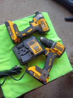 Dos taladros dewalt con pila 2.0 y cargador
