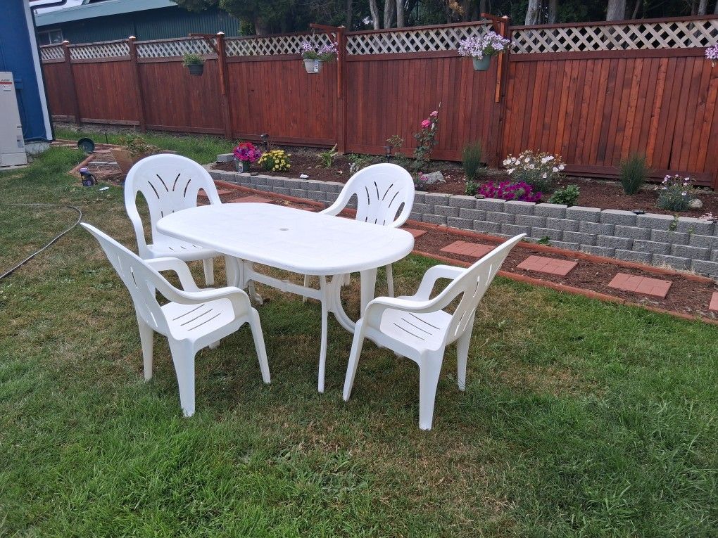 Table & Chairs