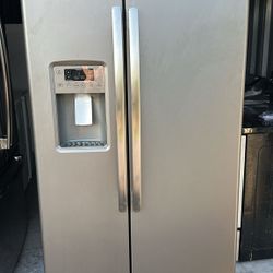 GE Refrigerator Fridge Fully Covered Warranty! Icemaker on door