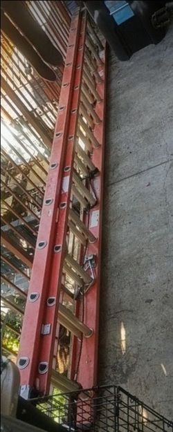 Werner 24ft Fiberglass Extension Ladder (Model D6200-2) – 300 lb Rating