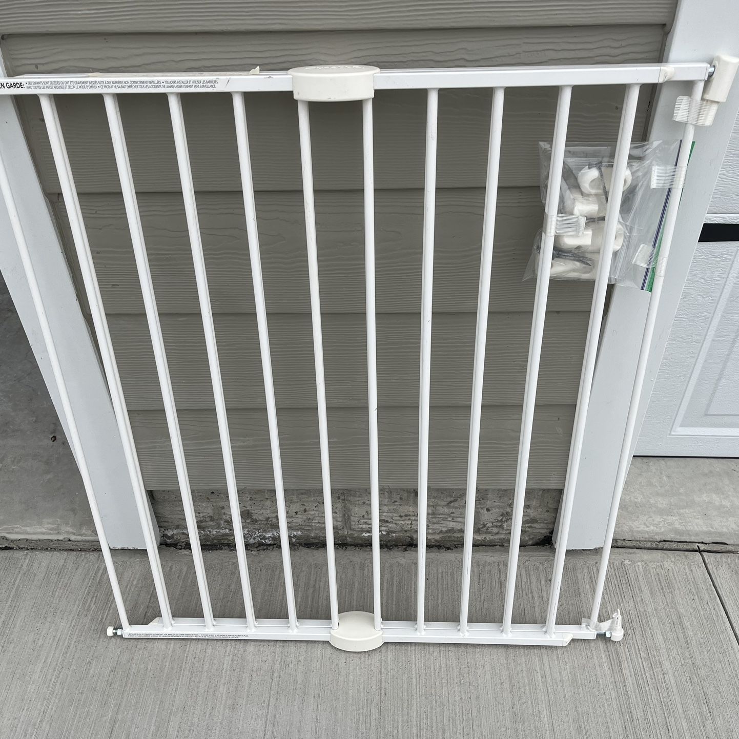 Munchkin Extending XL Tall and Wide Baby Gate,  Hardware Mounted Safety Gate for Stairs, Hallways and Doors, Extends 33" - 56" Wide, Metal, White