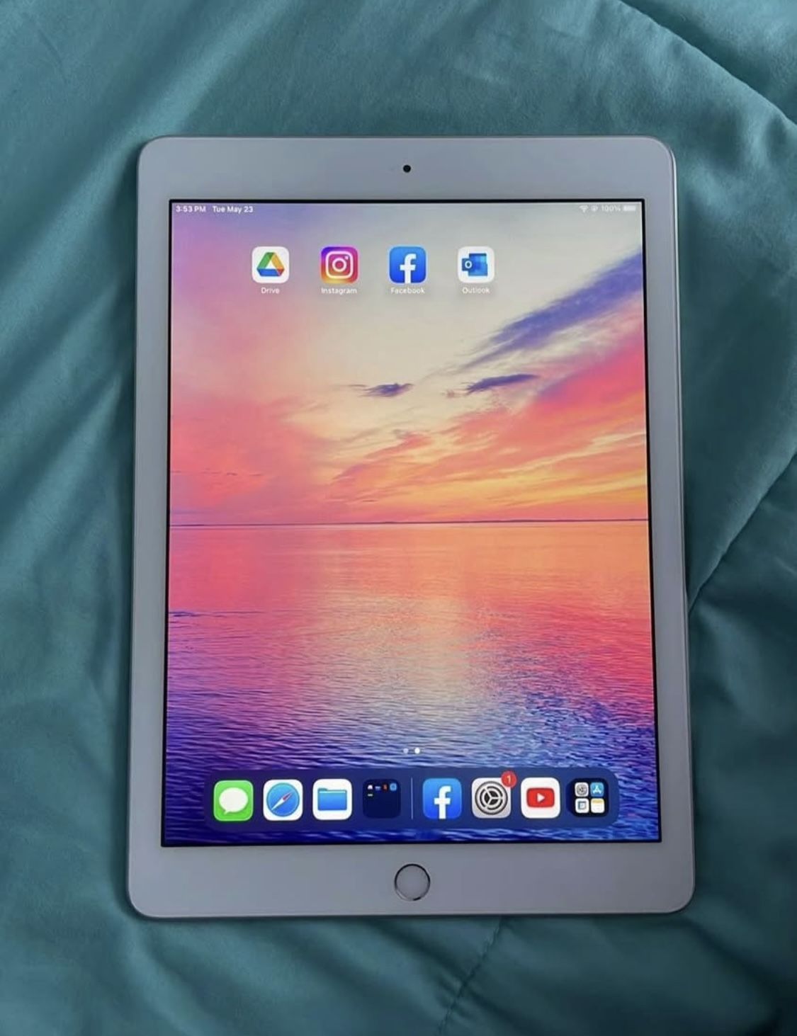 iPad 6th Gen – 32GB, Silver