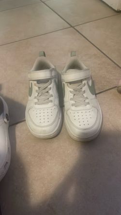 Girls size 13 white and green Nike