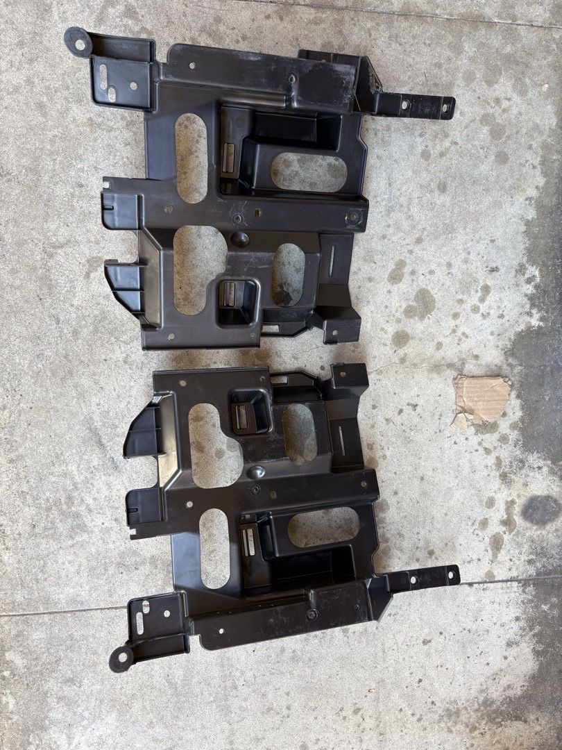 03-07 Chevy Silverado / Chevy Avalanche Headlights brackets 2pcs