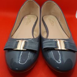 Journee Collection Kim Glossy Sz8.5, Stunning Kim flats, Glossy design, Light weight, Grey and gold,  Excellent Condition.
