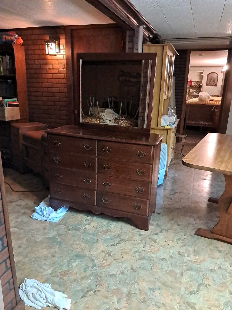 Dresser With Mirror