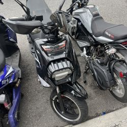 Gas Moped Scooter 150 Cc Title In Hand Ready To Go 