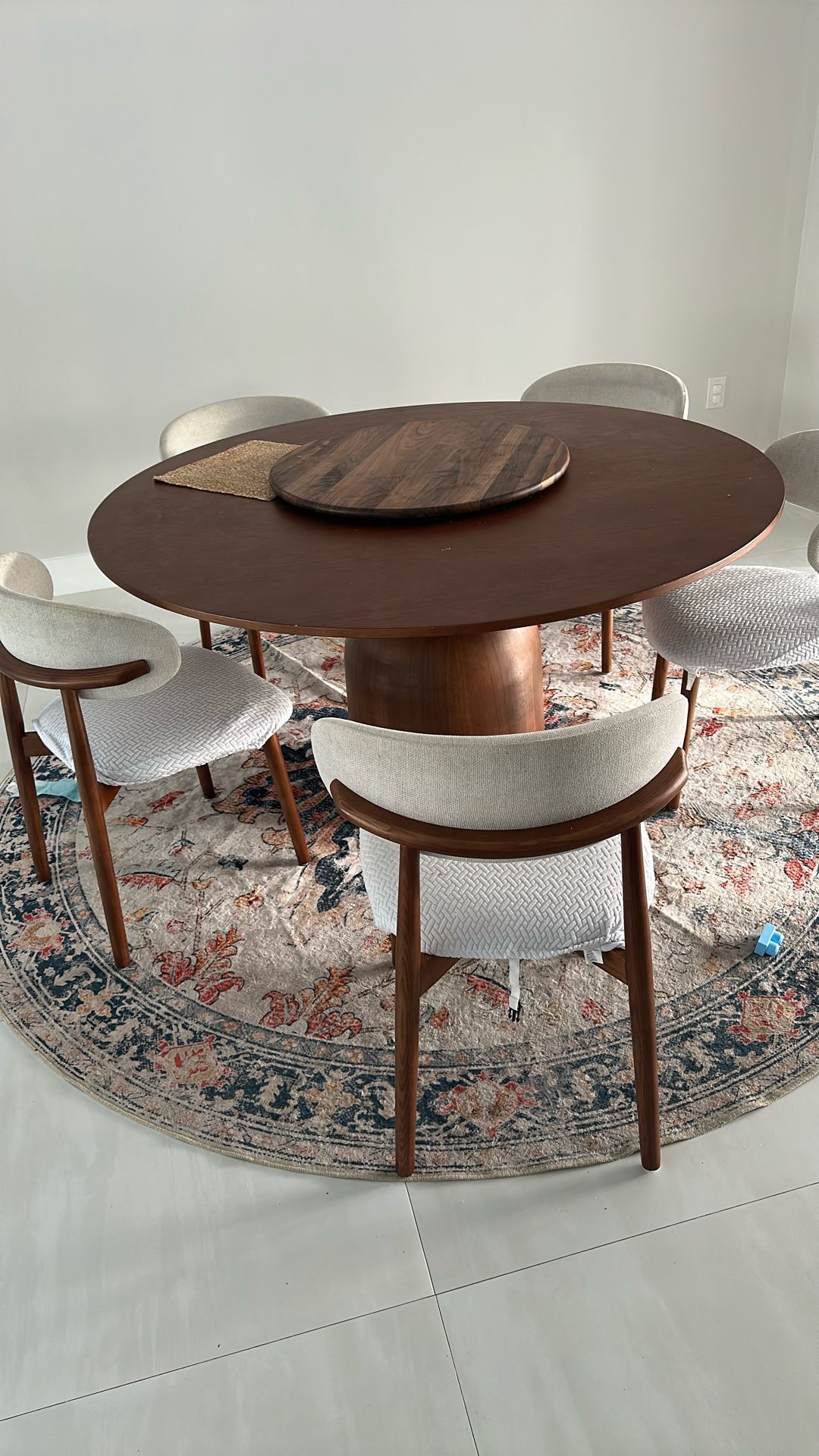 5 Chairs And Round Dining Table