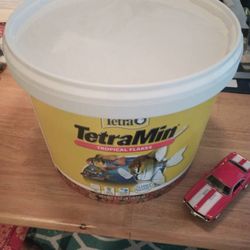 TetraMin Nutritionally Balanced Tropical Flake Food for Tropical Fish