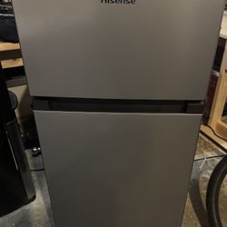 Hisense 19in. 4.4 cu. ft Stainless Steel Look Compact Top Mount Refrigerator