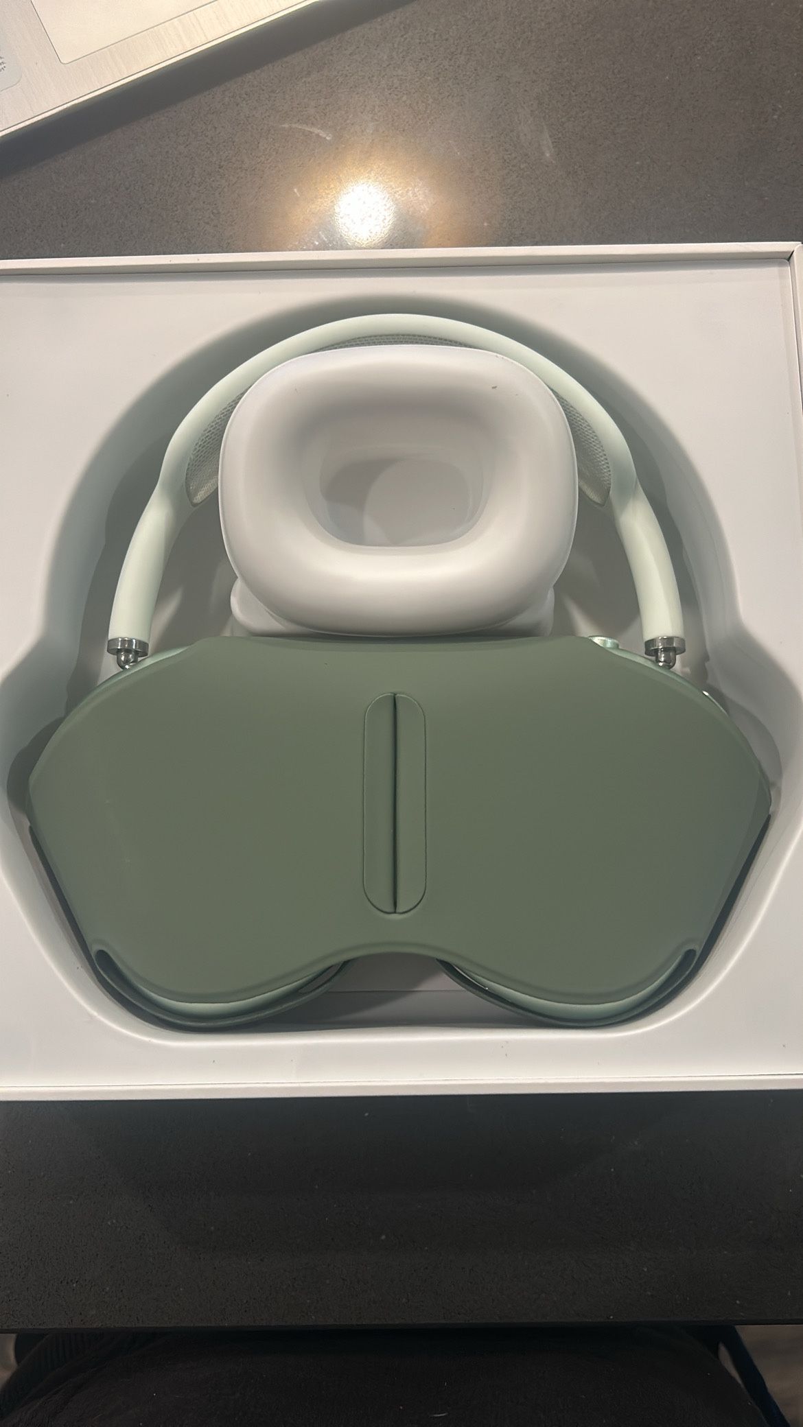 AMAZING CONDITION GREEN AIRPOD MAX !!