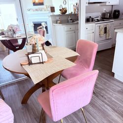 I'm selling a pink living room and dining room set.