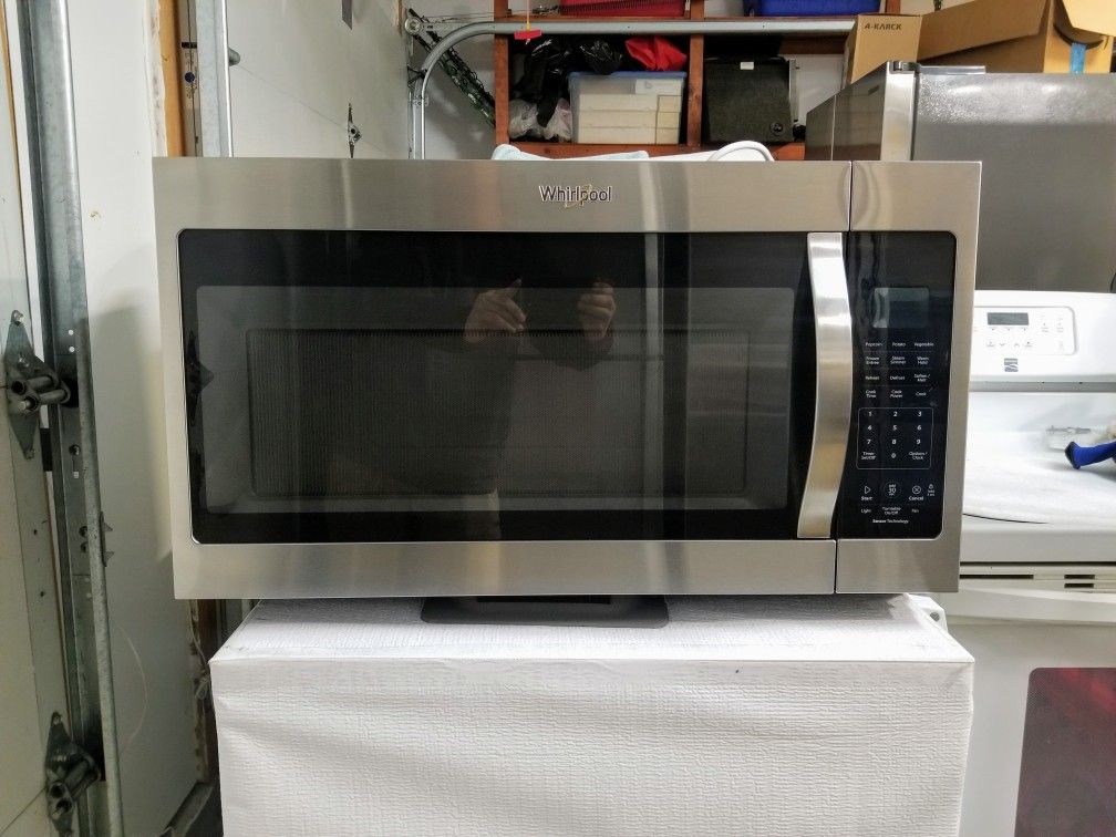 Like new Condition Whirlpool over the range microwave 