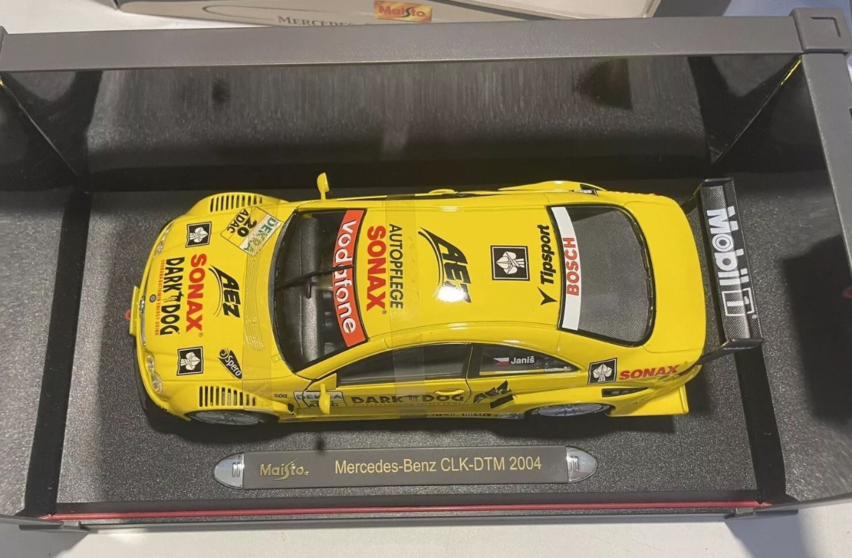 ミニカー Maisto Mercedes-Benz CLK-DTM 2004 1/18 Maisto 1/18 Scale 38112 - Mercedes Benz CLK DTM 2004 #20 - Yellow