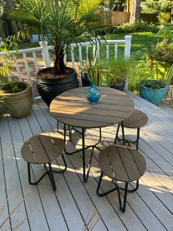 Like New 5 Piece Pool Outdoor Dining Bistro set