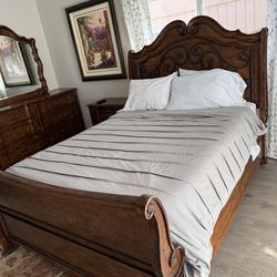 three-piece traditional sleigh bed room set