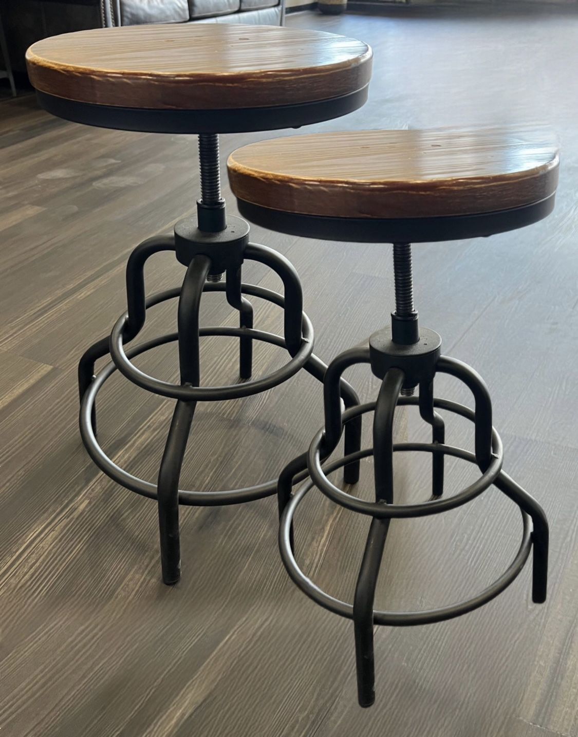Set of 2 Bar Stools Adjustable Excellent Condition for Sale in Las