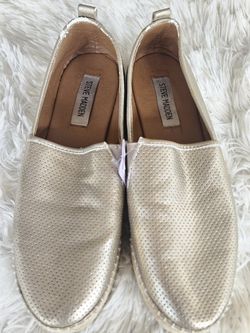 Modern gold espadrilles  low heel sz 9 Steve Madden Alpargatas doradas modernas de tacón bajo, talla 9, Steve Madden