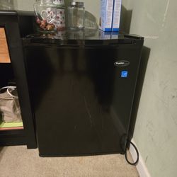 Danby 4.4-cu ft Mini Fridge with Freezer ( Black ) ENERGY STAR