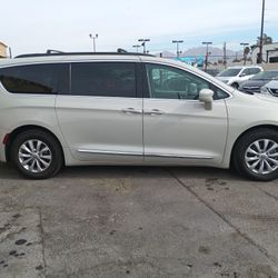 2017 Chrysler Pacifica Touring-L Minivan 4D 