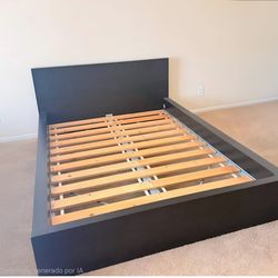 Full size bed w/ side table