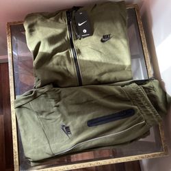 Mens Nike sweatsuits sizes 3x and 4x left hmu 💯✅‼️