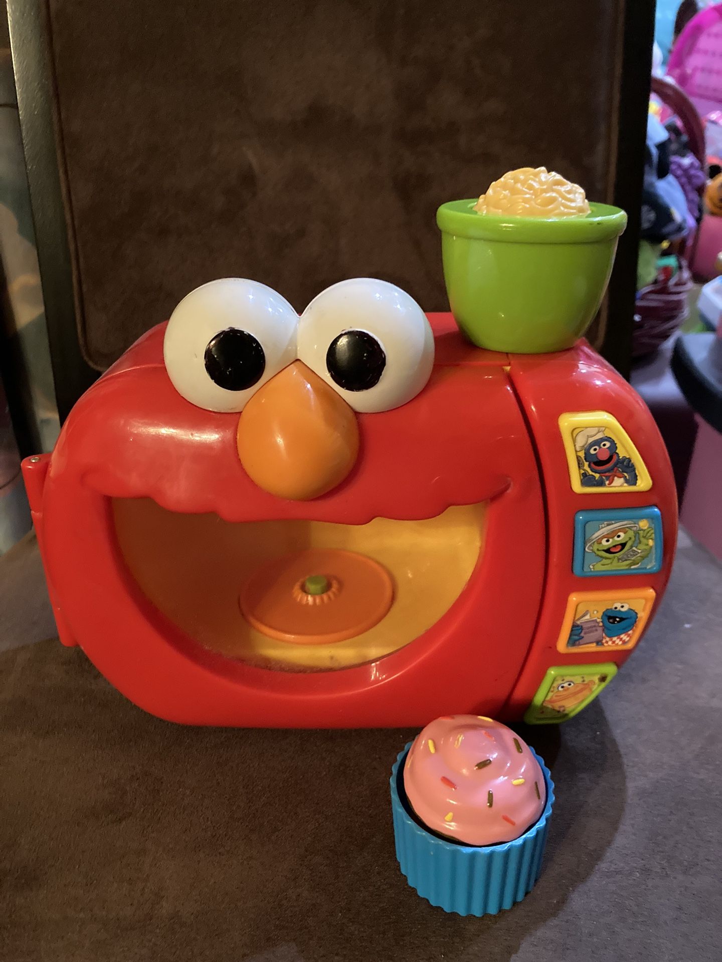 Sesame Street Elmo Giggle Microwave with push buttons and Spinning Turntable And Food