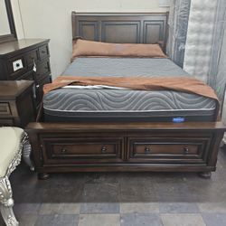 4 Pc Queen Bed Set!