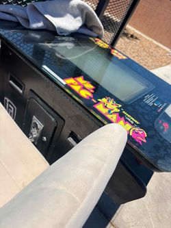 Ms Pac-Man and galáctica table top video arcade machine.