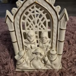 BEAUTIFUL CERAMIC AND GOLD VOTIVE NATIVITY! (VOTIVE CANDLES LIGHT UP THIS GORGEOUS NATIVITY!)