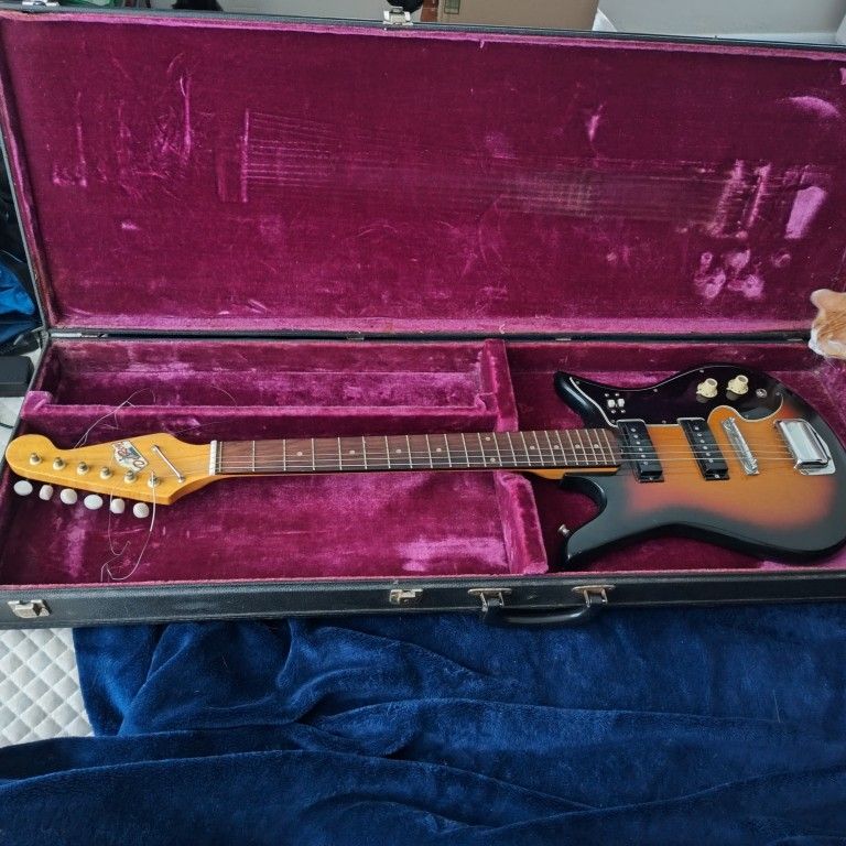 Del Rey E200 Guitar