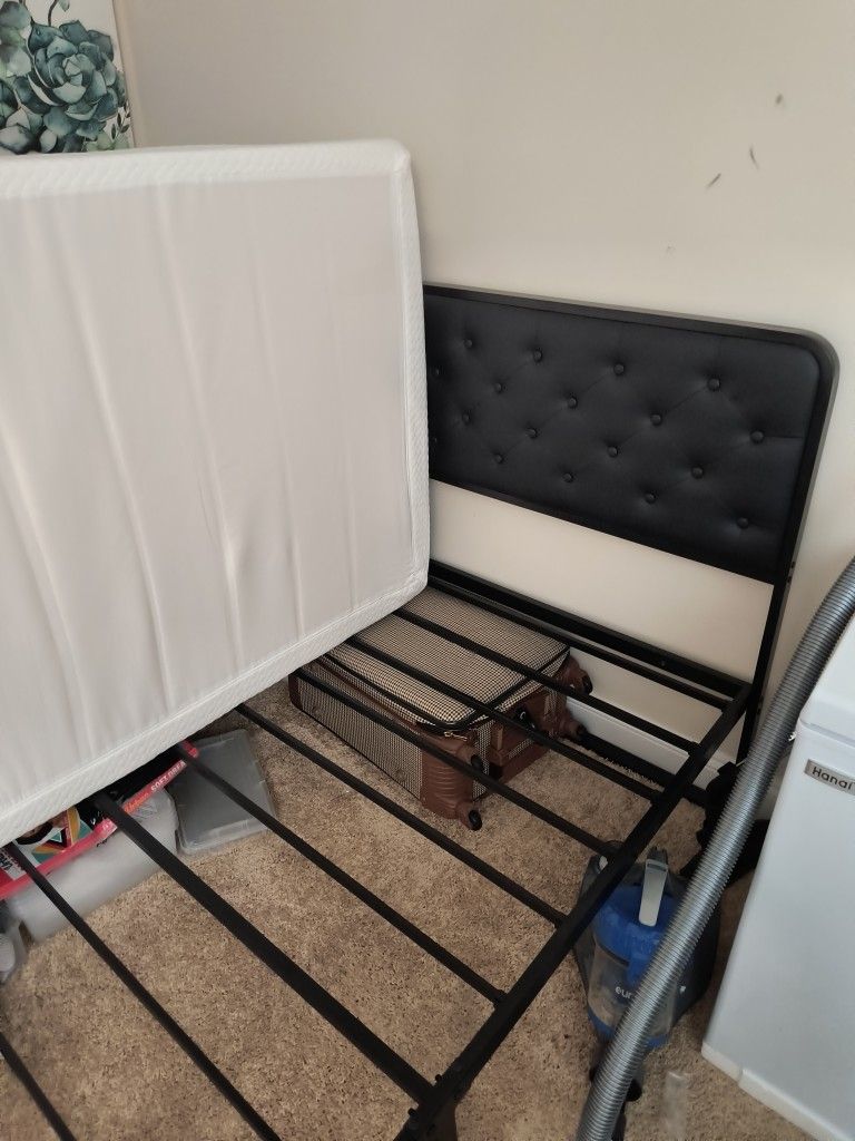 Free Free Free Free Beautiful Black Leather Twin Size Bed For Sale 😄😄😄 Moving Must Go!!