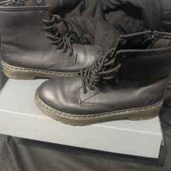 4Y Dr. Martens 1460 8-Eye Boot 